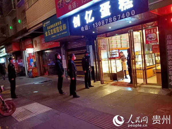 周靜在社區開展巡查工作。秦海艷 攝