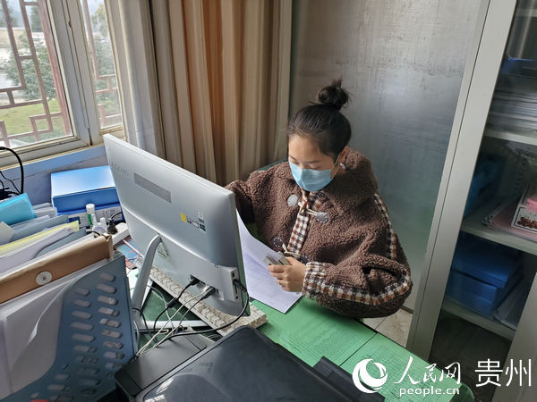 后寨鄉干部諶艷在統計排查資料。秦海艷 攝