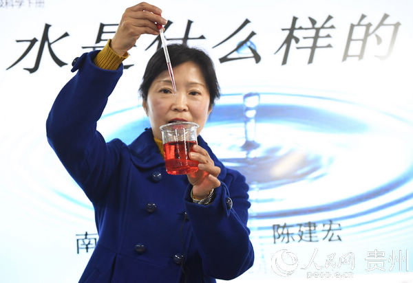 南明區甲秀小學教師陳建宏正在錄制《科學》視頻課。趙鬆 攝