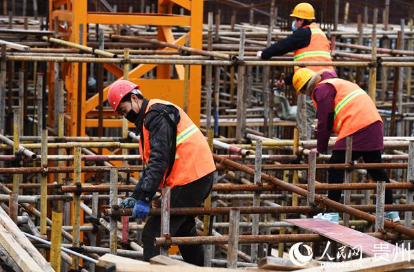 2月17日，施工工人正在南明電子信息產業園31號樓地下負二層搭設滿堂架。趙鬆 攝