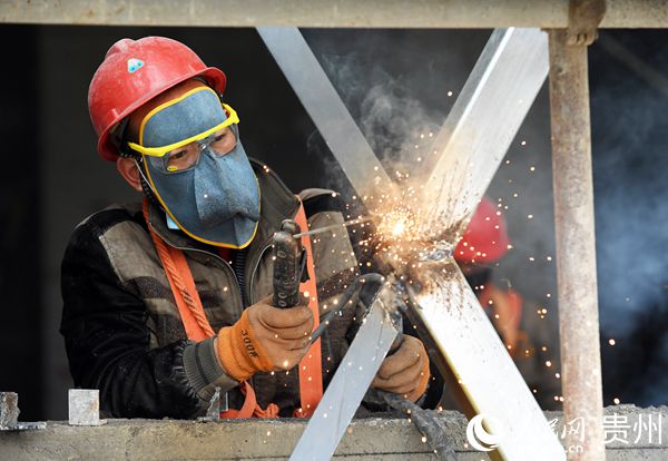2月17日，一工作正在南明電子信息產業園4號樓進行金屬幕牆框架安裝作業。趙鬆 攝