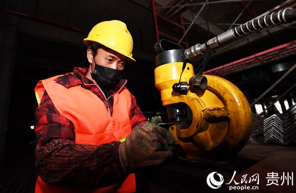 2月17日，一名工人正在南明電子信息產業園施工現場進行消防支架打孔作業。趙鬆 攝