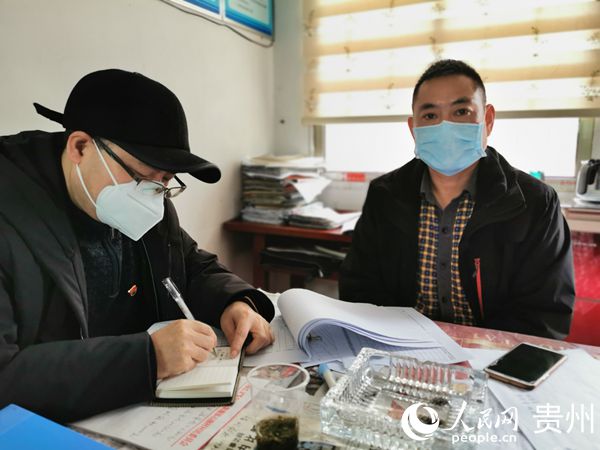 石俊在對督查工作進行記錄。陳舉 李佳提供