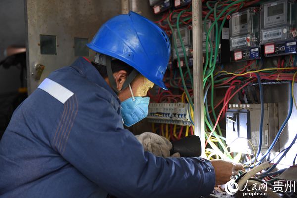 戰“疫”保電一線，安順供電局城區分局光明服務隊堅守崗位為客戶搶修復電。陳娟 攝
