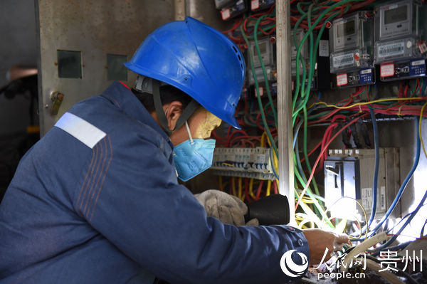 戰“疫”保電一線，安順供電局城區分局光明服務隊堅守崗位為客戶搶修復電。陳娟 攝