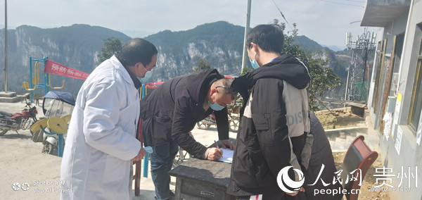 疫情防控期間，趙再學同映山村駐村工作隊的隊員們一起對進出人員、車輛等信息進行台賬式登記管理。楊小軍 攝