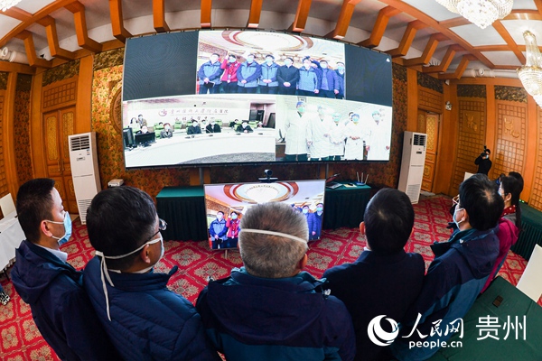 2月17日17时，贵州援助鄂州医疗队指挥部、鄂州市雷山医院、贵州省医科大学附属医院第一次实现了视频三方通话。杨昌鼎 摄