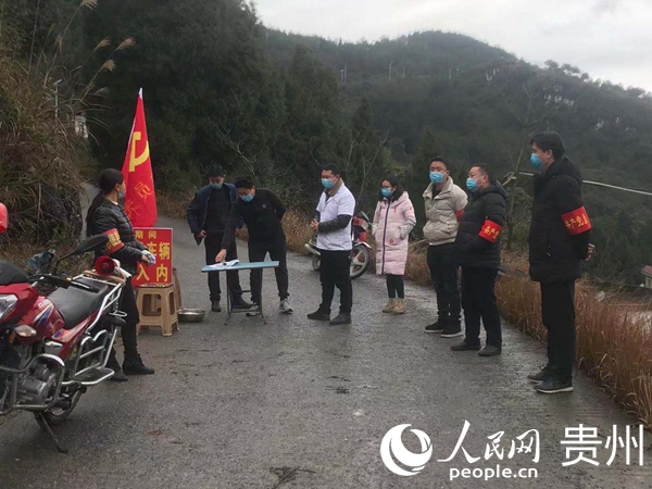 劉杰在村級卡點值守