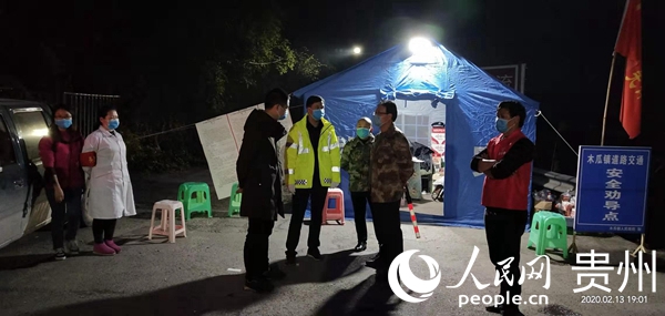 劉杰在夜間木瓜鎮兩河口卡點