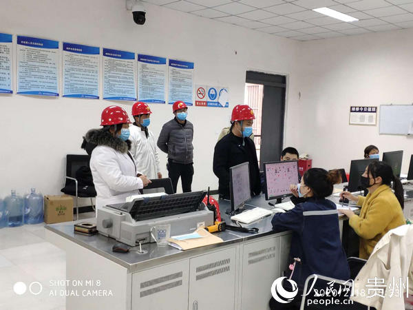 平定營鎮安監辦、衛生院到轄區企業查看復工復產情況和開展外來務工人員排查工作。