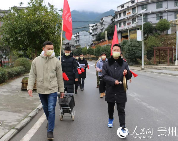 洪渡镇干部日夜坚守在疫情防控一线.罗素花 摄