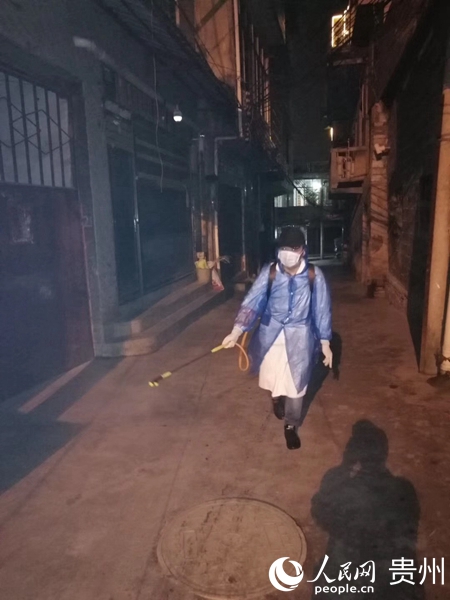 村醫劉勝在對街面消毒。