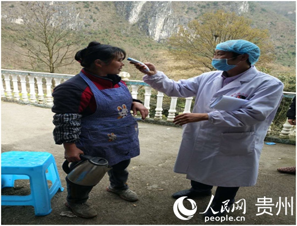 村醫王玉林為群眾量體溫。