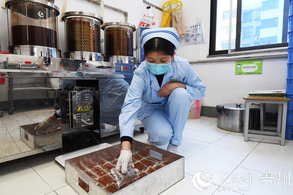 貴鋼醫院的醫護人員正在分裝打包預防肺炎的中藥湯。趙鬆 攝