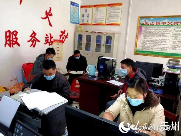 商量组建一支为群众采购物资的突击队，确保群众的基本生活得到保障。瓮安县委宣传部供图