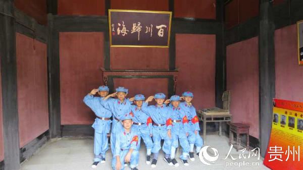 八一愛民學校學生在楓香溪會議會址接受紅色教育。康丹 攝