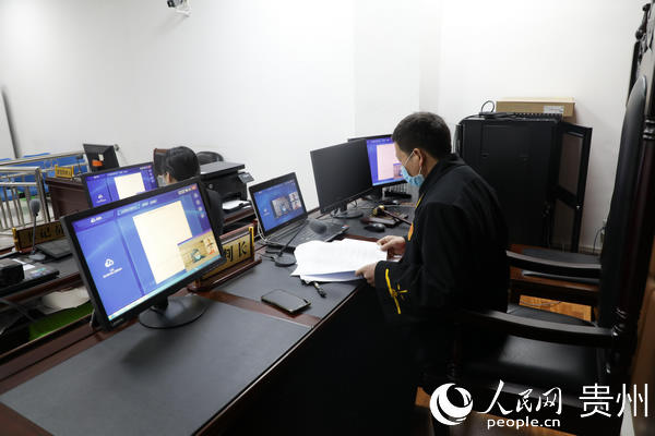 雲上庭審。張娟 攝