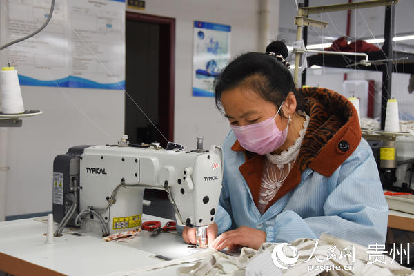 天柱縣服裝產業發展有限公司工人在加緊生產。周榮塘 攝