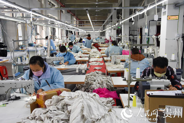 天柱縣服裝產業發展有限公司工人返崗復工復產。周榮塘 攝