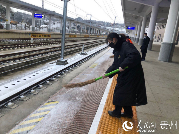 張清玉與同時清理站台上的積雪。圖片由受訪者提供