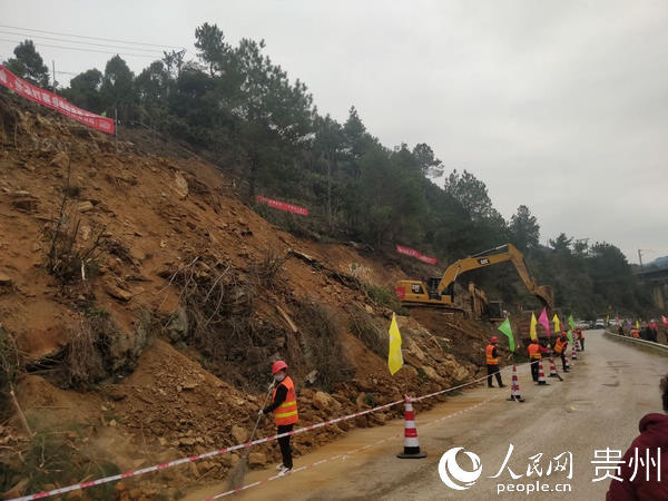 黔南公司G210龍裡項目部工人清理路障。