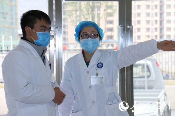 李燦標的妻子喻芳正在工作