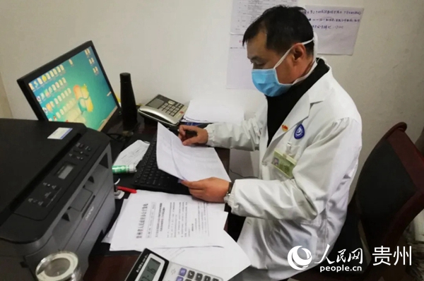 李燦標正在查看病人數據