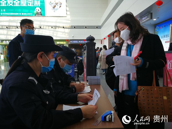 機場公安正在為旅客登記信息。殷選擇 攝