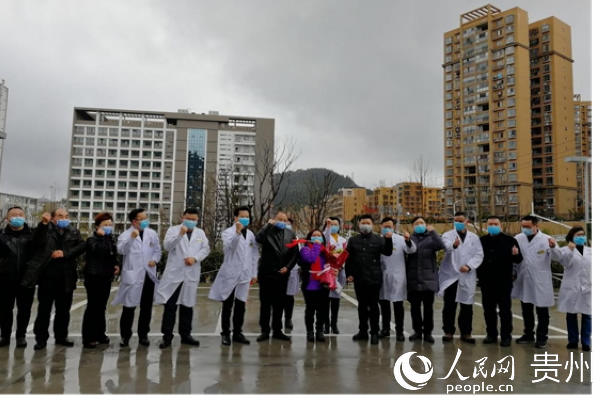 圖為銅仁市第一例新冠肺炎患者治愈出院。張坤鵬 攝
