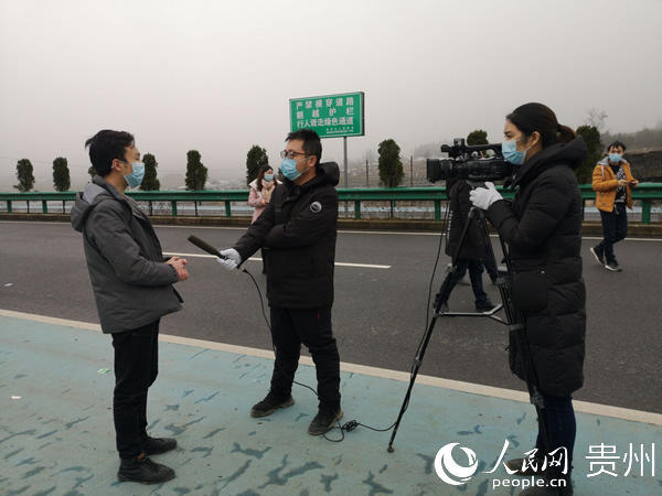 瓮安縣融媒體記者在瓮安縣嵐關鄉採訪企業籌集物資裝車馳援武漢。