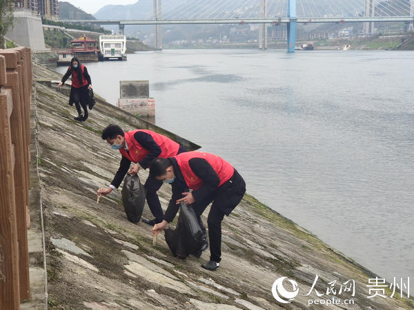 志願者清除東岸河堤垃圾。李友蓉 攝