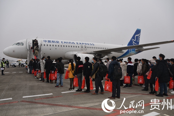 興義機場組織返崗復工人員有序登機。