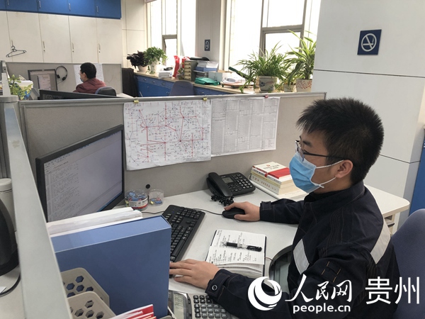 袁小清在疫情防控期間堅持每天到崗上班。貴州電網公司供圖