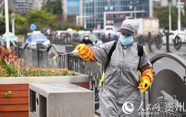 3月6日，貴陽市南明區環衛工人唐登慧正在新華路對沿街垃圾桶進行消殺。趙鬆 攝