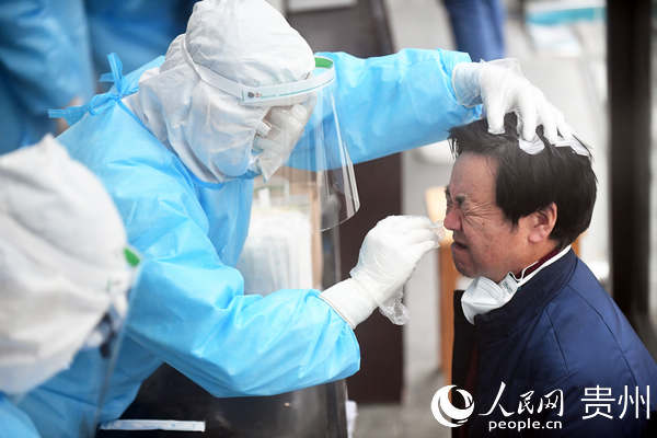 3月6日，貴陽市南明區人民醫院體檢科主任陳娟正在對外地來筑人員進行新冠肺炎核酸採樣。趙鬆 攝