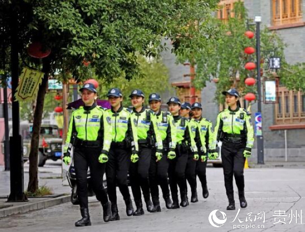 何融蓉（右一）帶領女子交警中隊開展街面巡邏工作