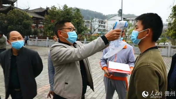 長順縣給返校學生測量體溫 田華華 攝