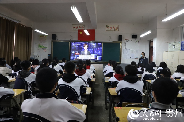 觀看疫情防控宣傳片。韋陽慧 攝