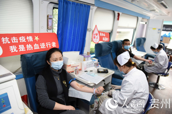 公路職工在獻血車上獻血。