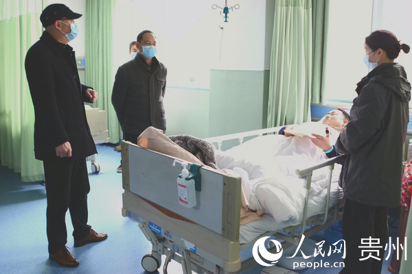 該縣衛健局班子成員到醫院看望劉斌