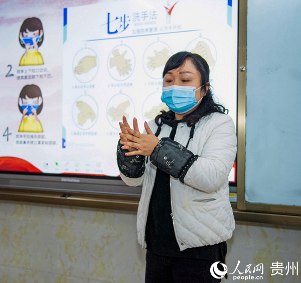 赫章三中高三（7）班班主任胡丹教學生“七步洗手法”。李學友 攝