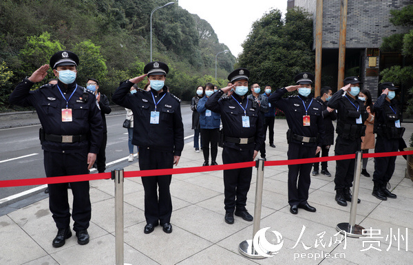 花溪區公安、交警以及酒店工作人員都以最高禮遇向凱旋的英雄們致以敬意。楊小平 攝