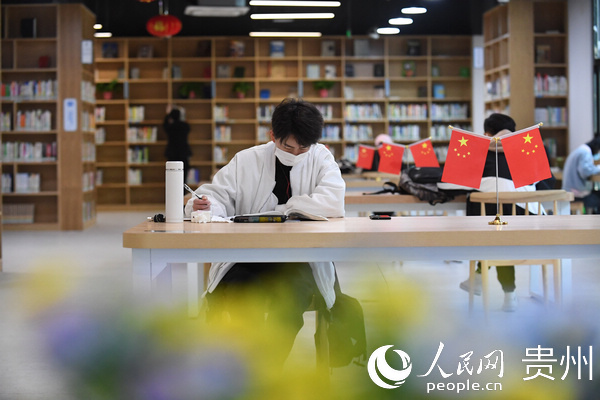 贵州省贵阳市南明区图书馆正式恢复开馆,馆内秩序井然,市民在认真看书