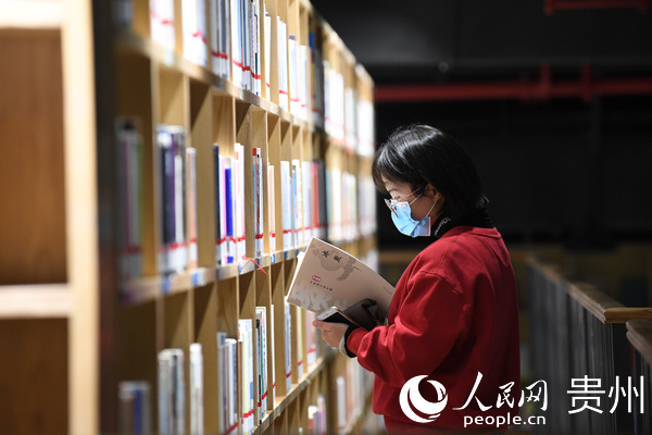3月19日，貴州省貴陽市南明區圖書館正式恢復開館，館內秩序井然，市民在認真看書學習。