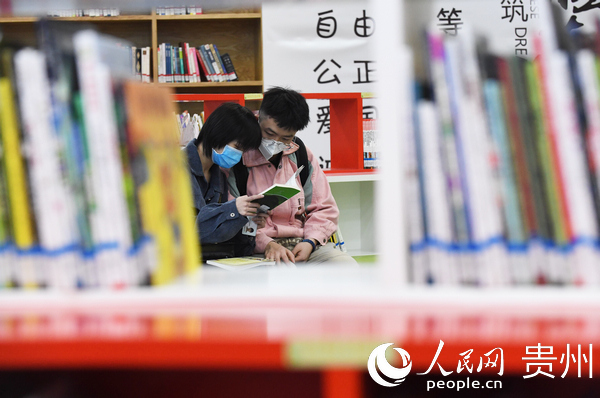 3月19日，貴州省貴陽市南明區圖書館正式恢復開館，館內秩序井然，一對情侶在認真看書學習。