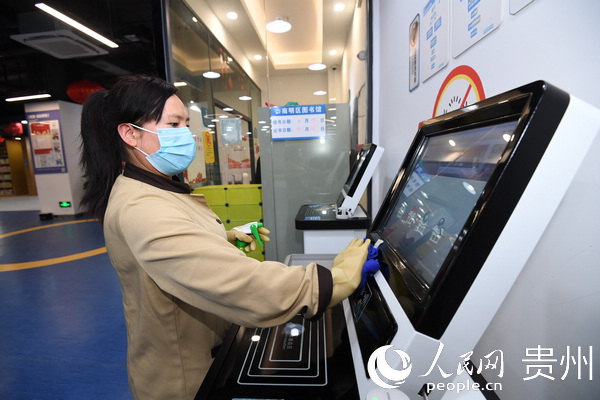 3月19日，貴州省貴陽市南明區圖書館正式恢復開館，圖書館保潔員正在為自助借還書機消毒。