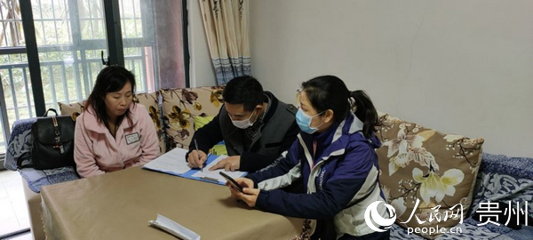 區扶貧辦在職黨員到學堂堡社區入戶開展政策宣傳   匯川區人民法院供圖