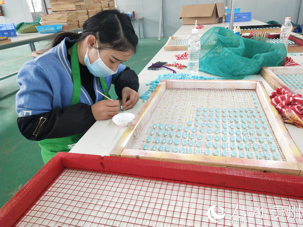 工人正認真工作中。