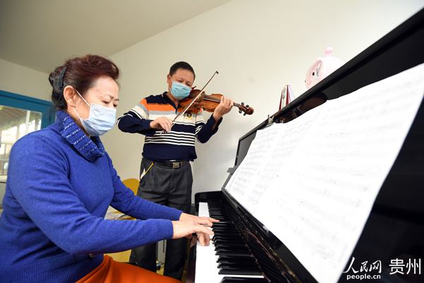 3月23日，在貴州省貴陽市南明區文化館，兩位市民正在進行演奏練習。趙鬆 攝