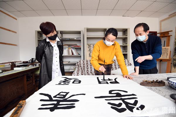 3月23日，在貴州省貴陽市南明區文化館，書法愛好者正在進行書法習作。趙鬆 攝